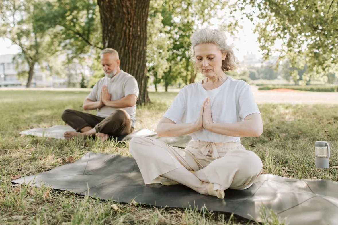 El yoga y su impacto en adultos mayores